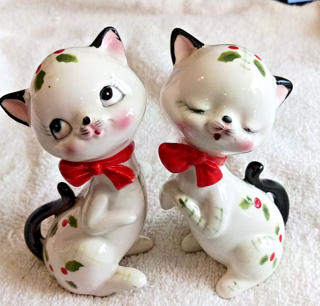 Vintage Christmas Holly Berry Kitty Cat Salt & Pepper Shakers