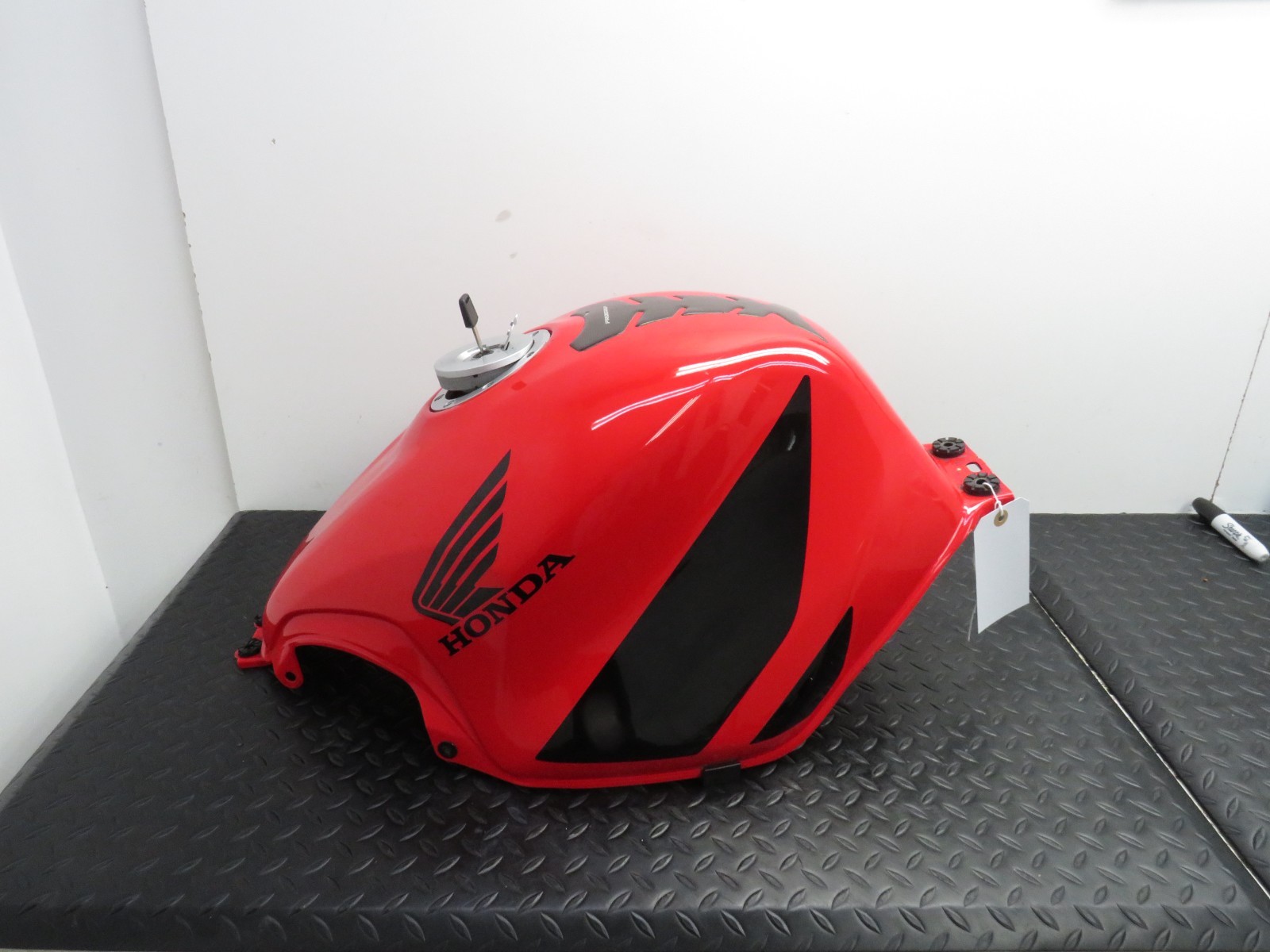 01-06 HONDA CBR 600 F4I 600F4I OEM GAS TANK FUEL TANK VERY NICE 17506-MBW-A10ZA