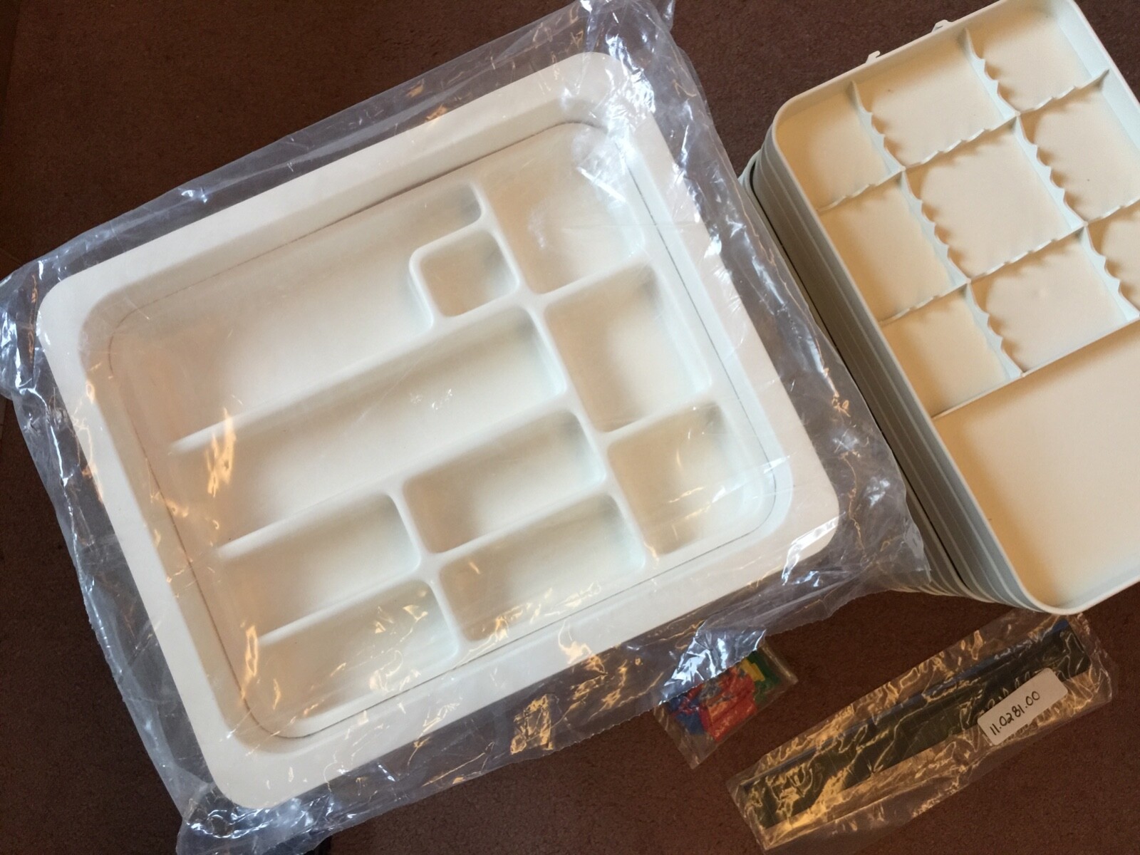 A-dec Tub and Tray Starter Set with 10 Tubs, 10 Dividers, 16 Trays