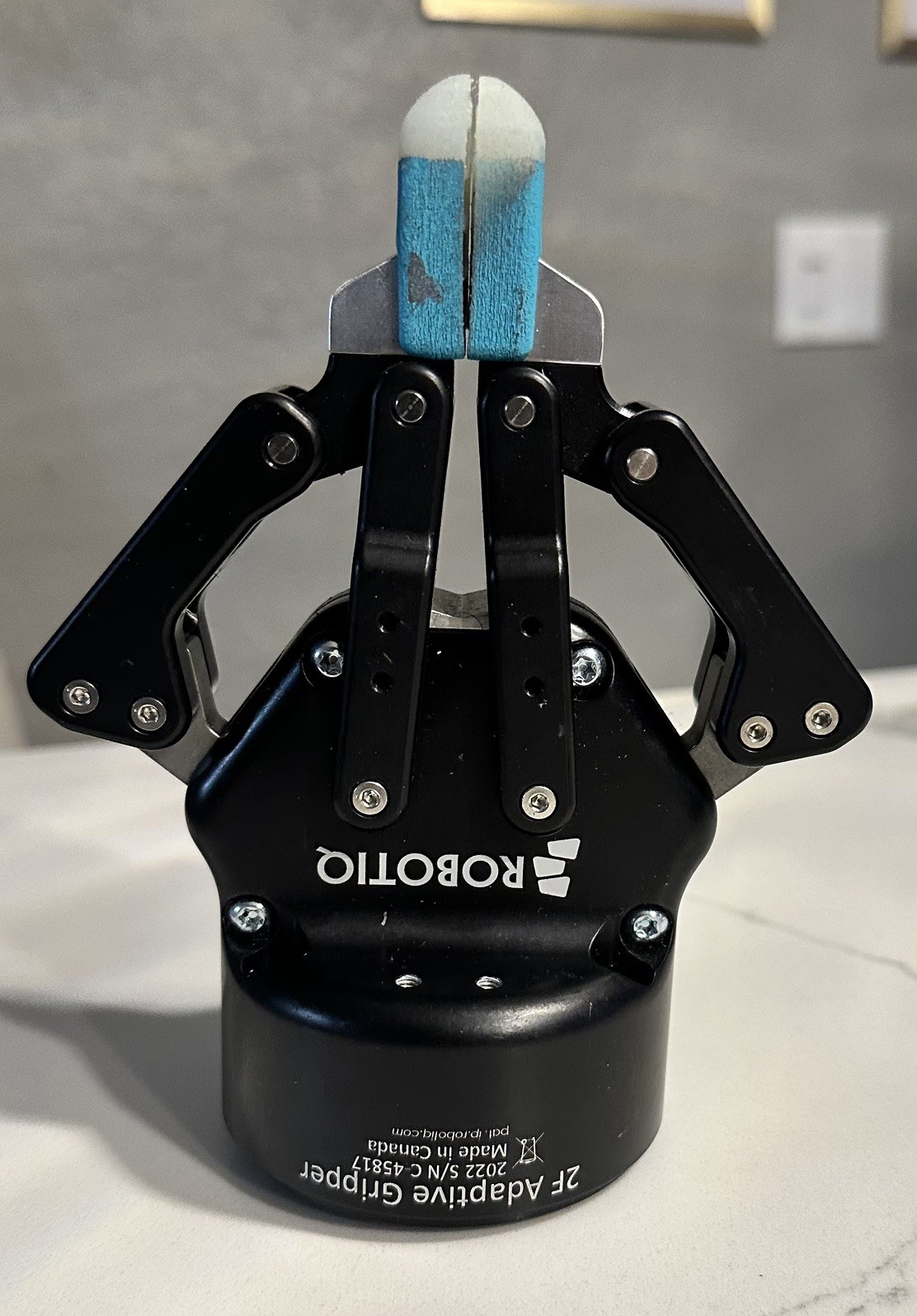 Robotiq 2F-85 Adaptive Gripper - sold as is- no cables or accessories. Robotiq 2F-85 Adaptive Gripper - sold as is- no cables or accessories.