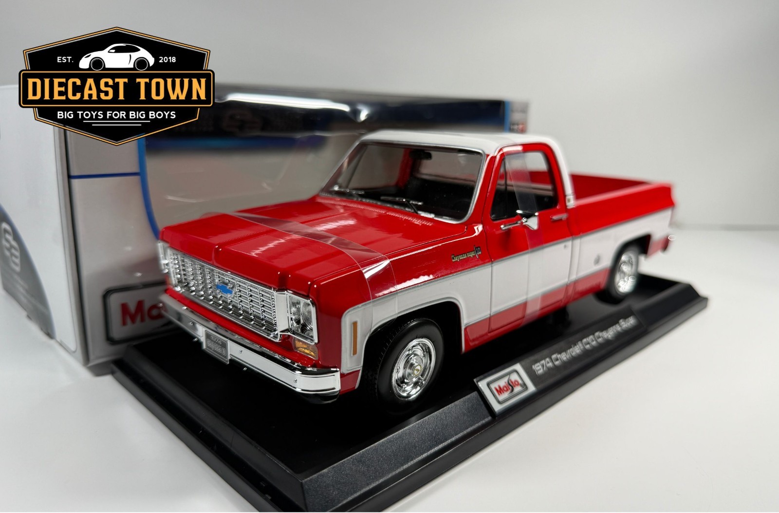 1:18 Maisto 1974 Chevrolet C10 Cheyenne Super in Red Diecast Model Car 1:18 Maisto 1974 Chevrolet C10 Cheyenne Super in Red Diecast Model Car