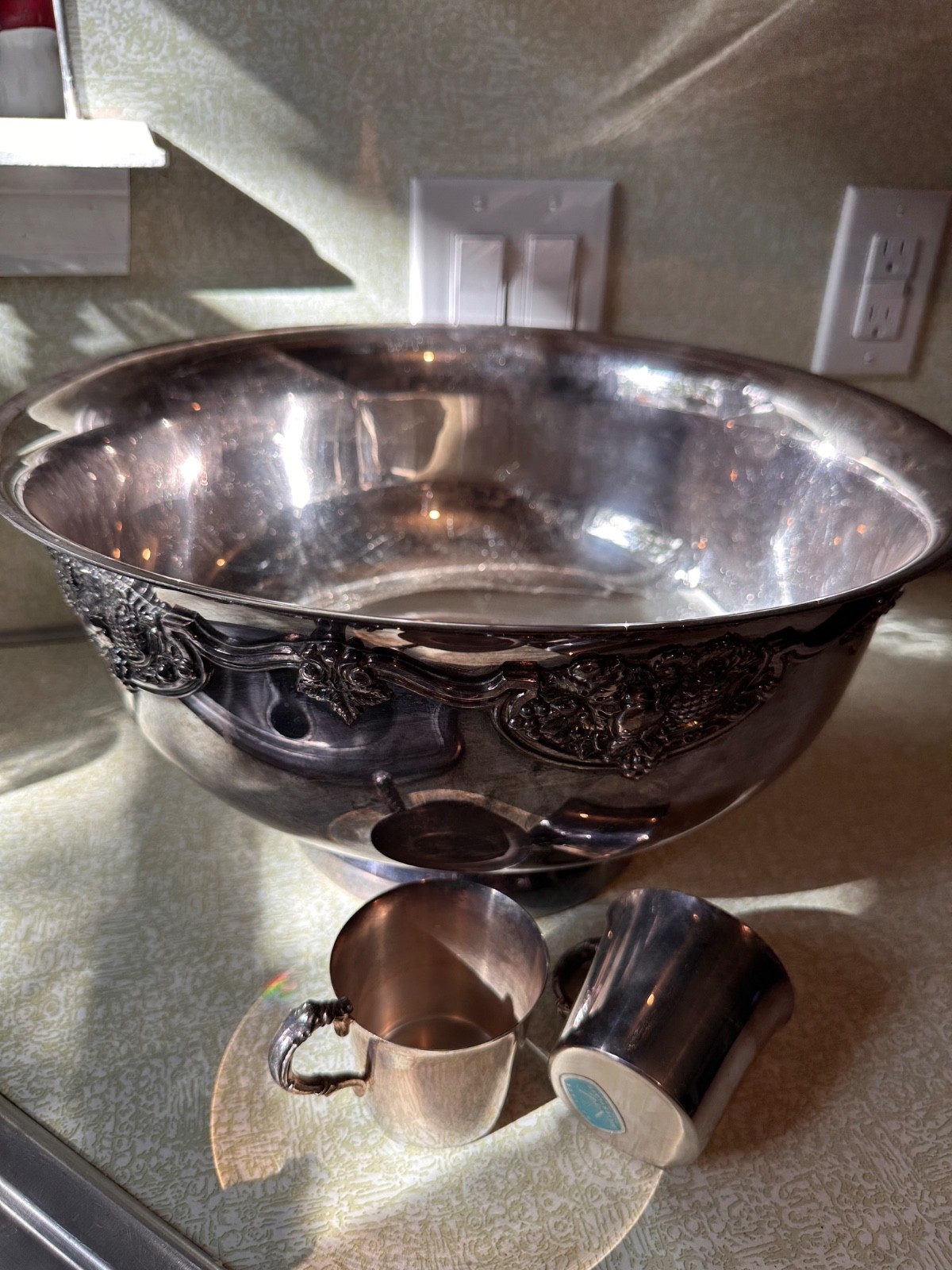 VINTAGE WALLACE SILVER PLATE HARVEST PUNCH BOWL WITH 11 MATCHING CUPS VINTAGE WALLACE SILVER PLATE HARVEST PUNCH BOWL WITH 11 MATCHING CUPS