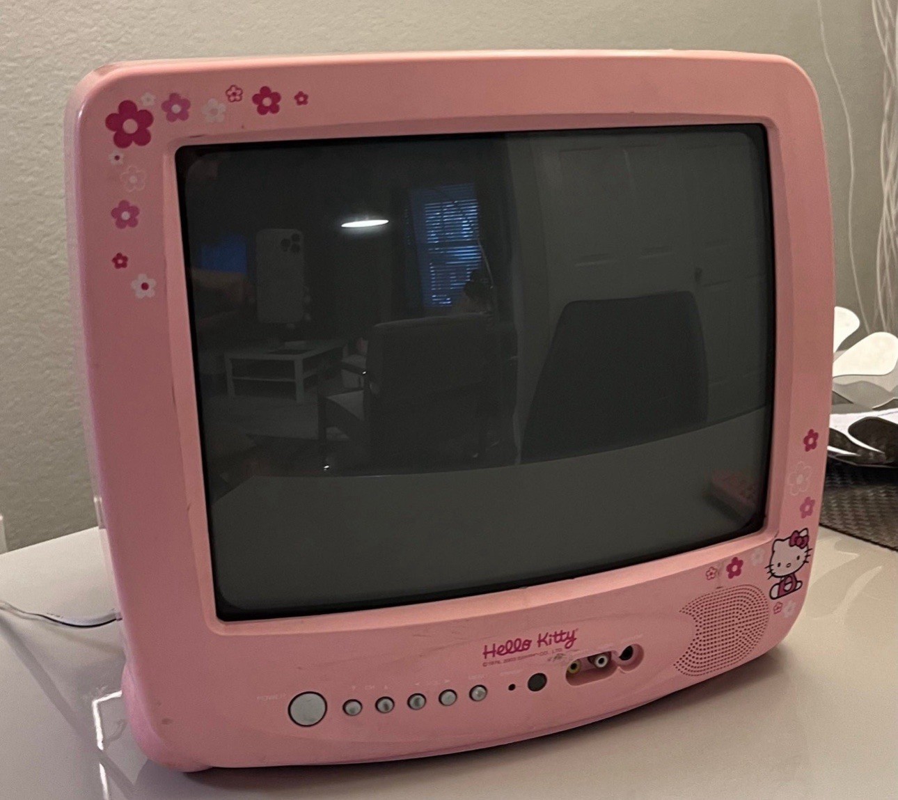 2003 Pink Hello Kitty Vintage TV no Remote (TV STOP WORKING READ DESCRIPTION)