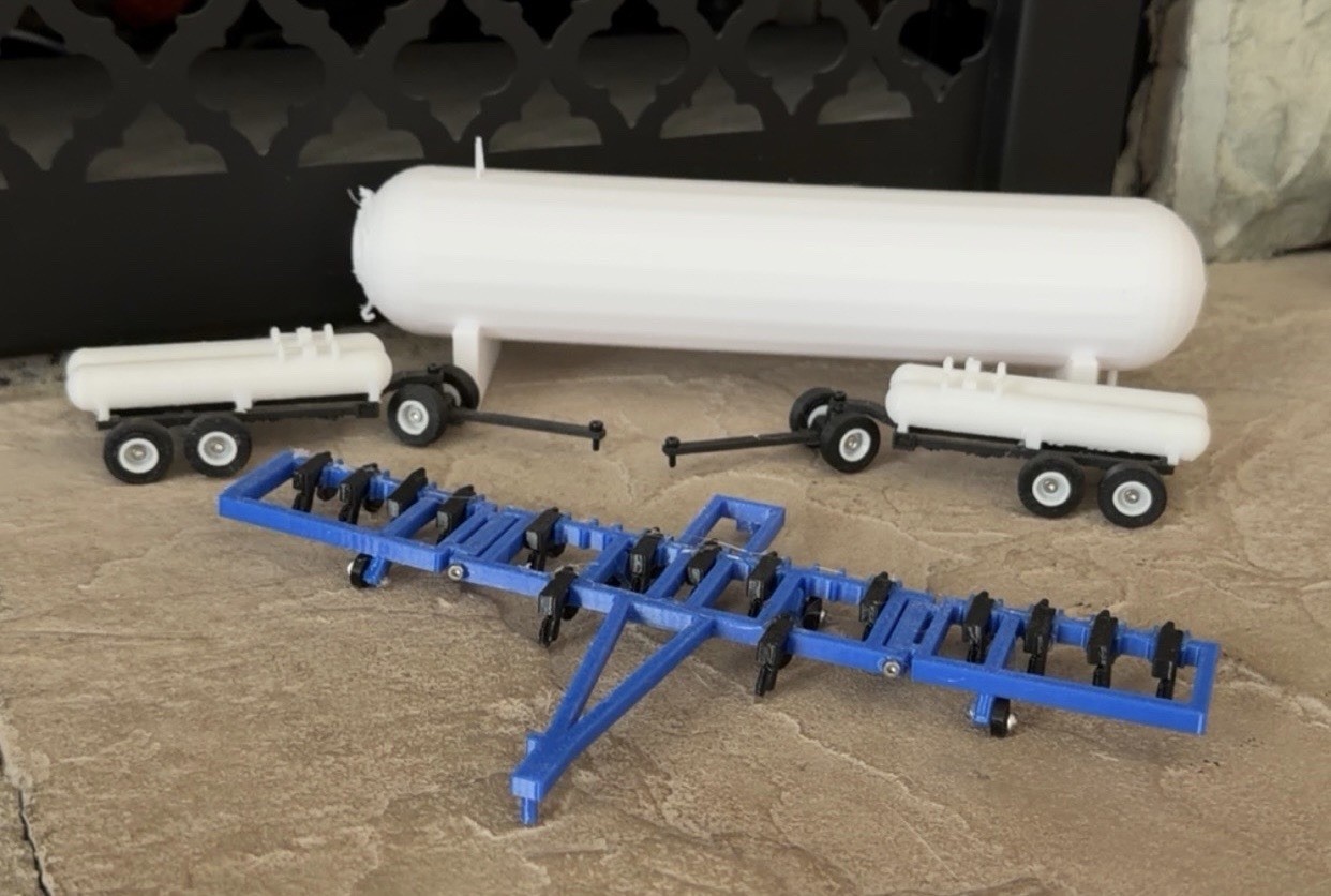 1/64th Scale Nh3 Blue Applicator With Tanks, And Storage Tank