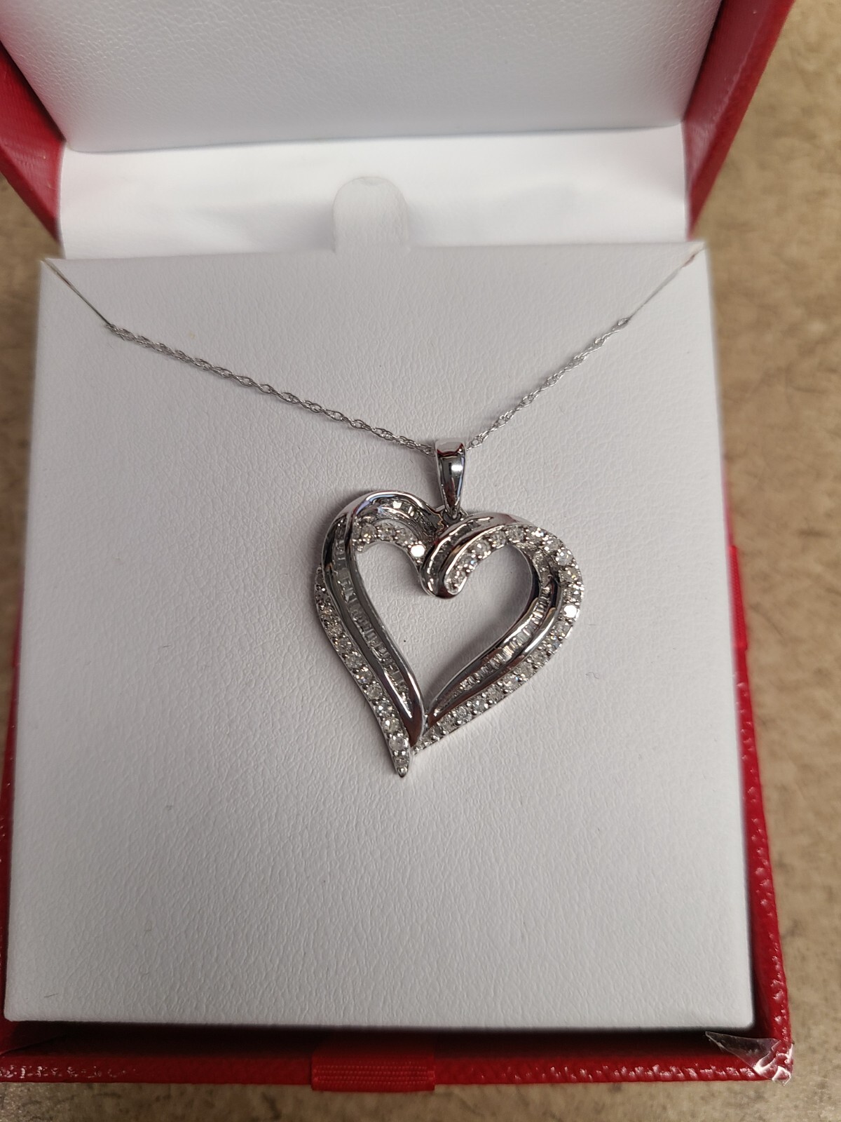 Macy\'s 10K White Gold/Diamond Heart Necklace MSRP $1000