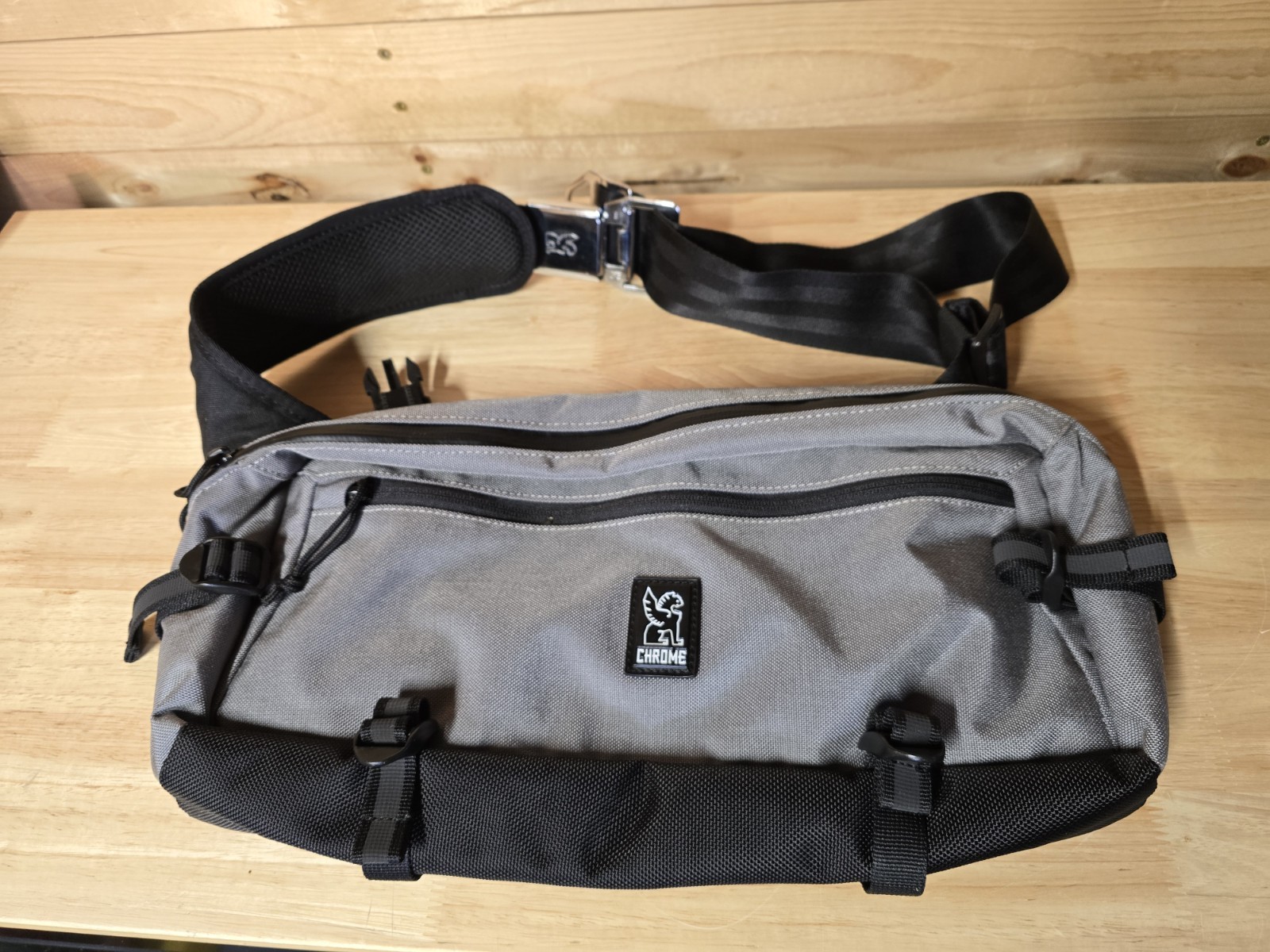 Chrome Industries Kadet Sling Messenger Bag 9L Black Silver