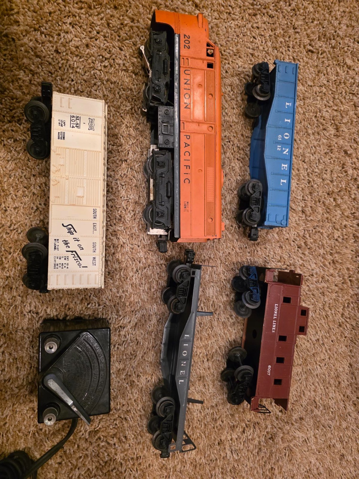Antique Lionel Postwar Train Union Pacific 202 Diesel Engine 4 Cars Track Antique Lionel Postwar Train Union Pacific 202 Diesel Engine 4 Cars Track