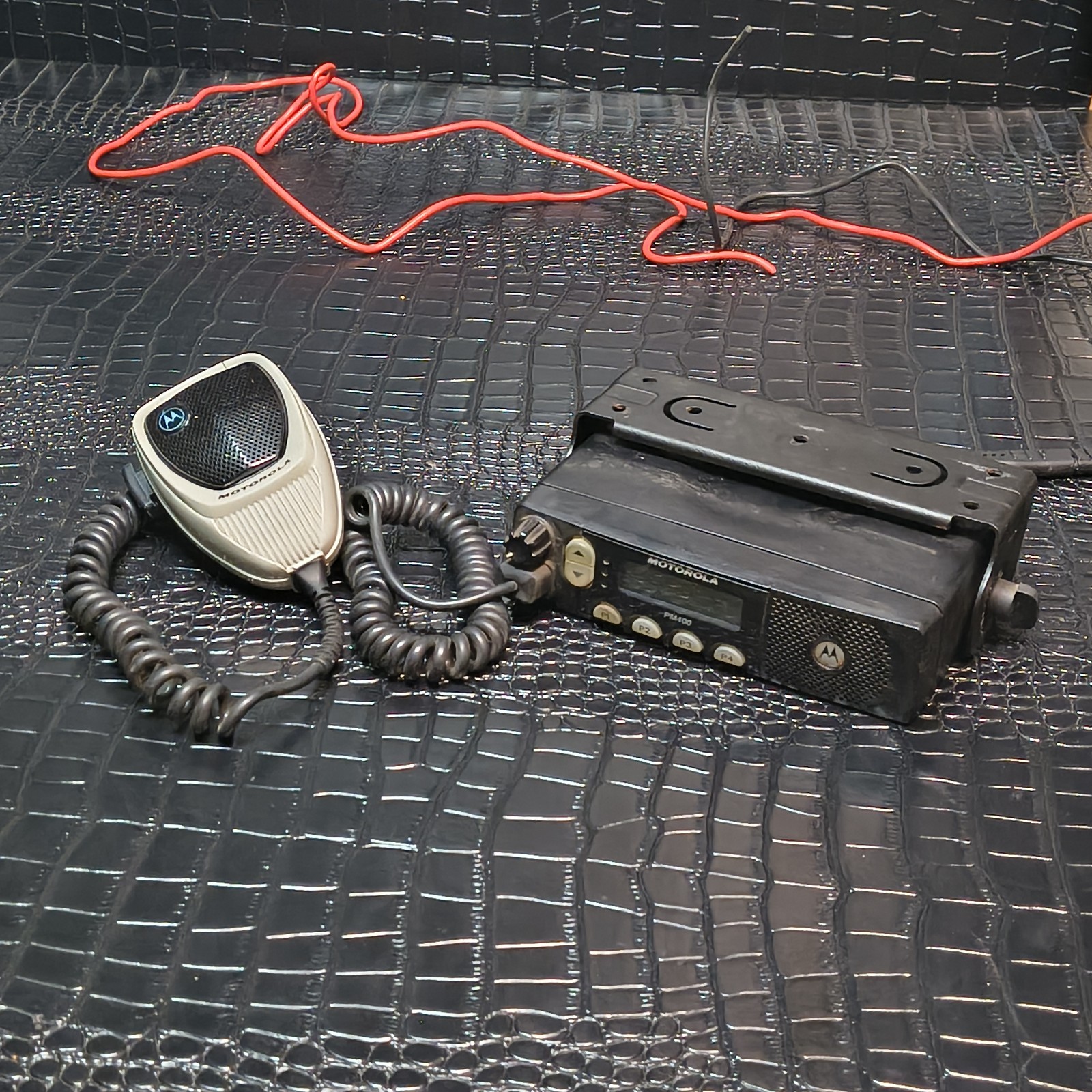MOTOROLA PM400 UHF 438-470MHZ 25 WATT 64 CH ANALOG WITH Microphone MOTOROLA PM400 UHF 438-470MHZ 25 WATT 64 CH ANALOG WITH Microphone