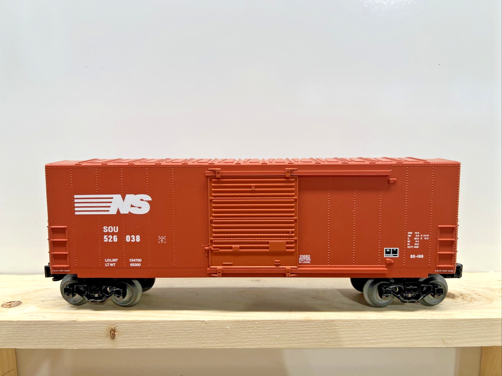 Lionel 6-23052 O Scale Norfolk Southern Smooth Sided Hi-Cube Boxcar Lionel 6-23052 O Scale Norfolk Southern Smooth Sided Hi-Cube Boxcar