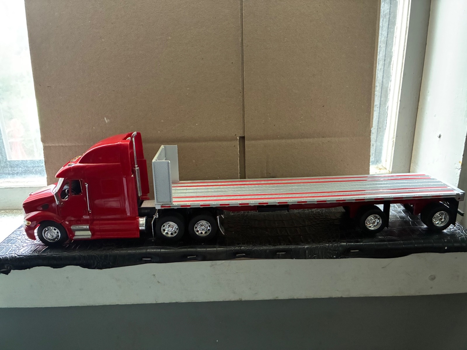 1/32 New Ray, Peterbilt Sleeper Cab, Flatbed Trailer, 22\ 1/32 New Ray, Peterbilt Sleeper Cab, Flatbed Trailer, 22\