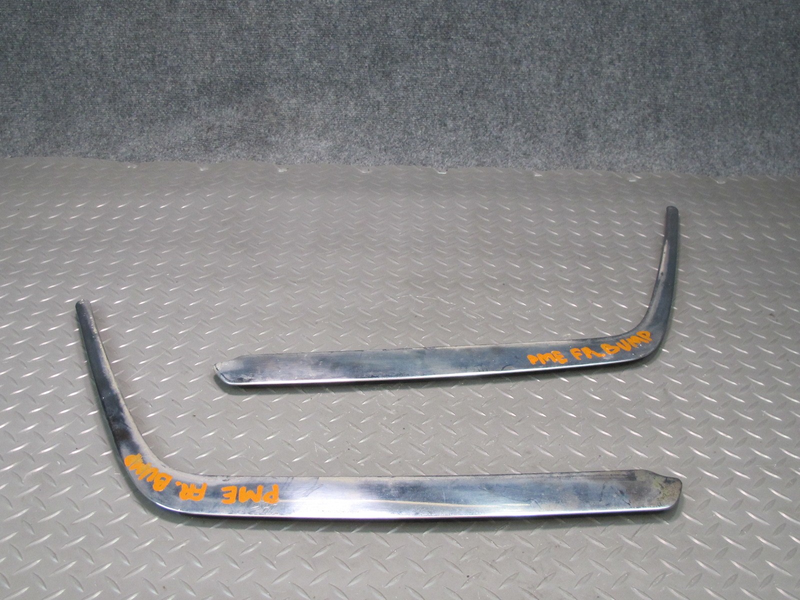 92-95 MERCEDES W124 300D FRONT BUMPER LEFT & RIGHT CHROME MOLDING TRIM SET OEM