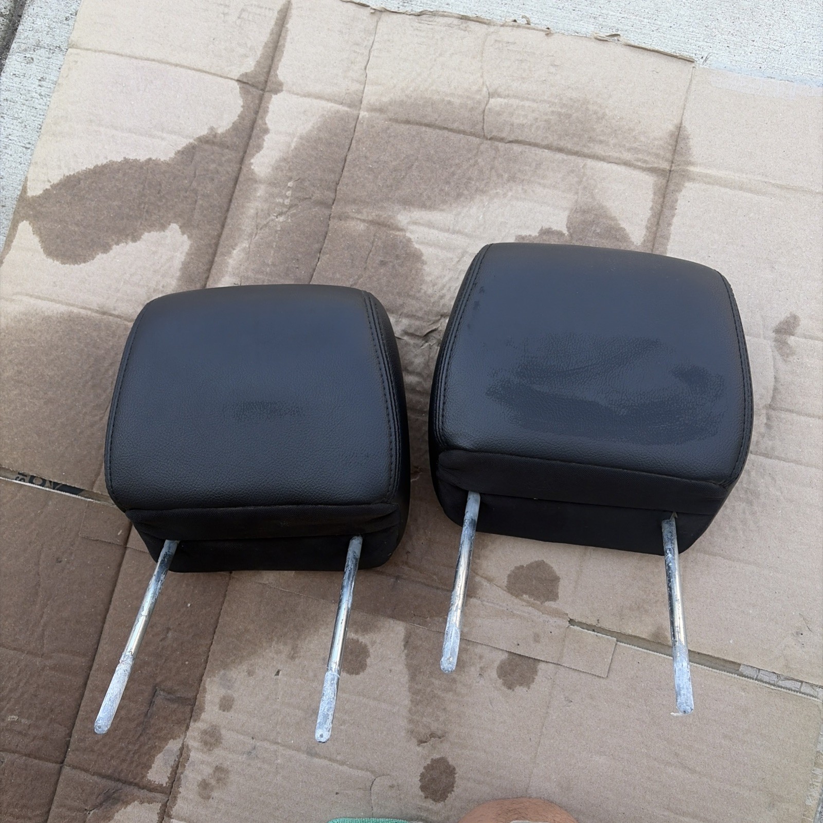 11-17 JEEP WRANGLER JK SET OF 2 FRONT LEFT & RIGHT SEAT LEATHER HEADREST OEM 11-17 JEEP WRANGLER JK SET OF 2 FRONT LEFT & RIGHT SEAT LEATHER HEADREST OEM