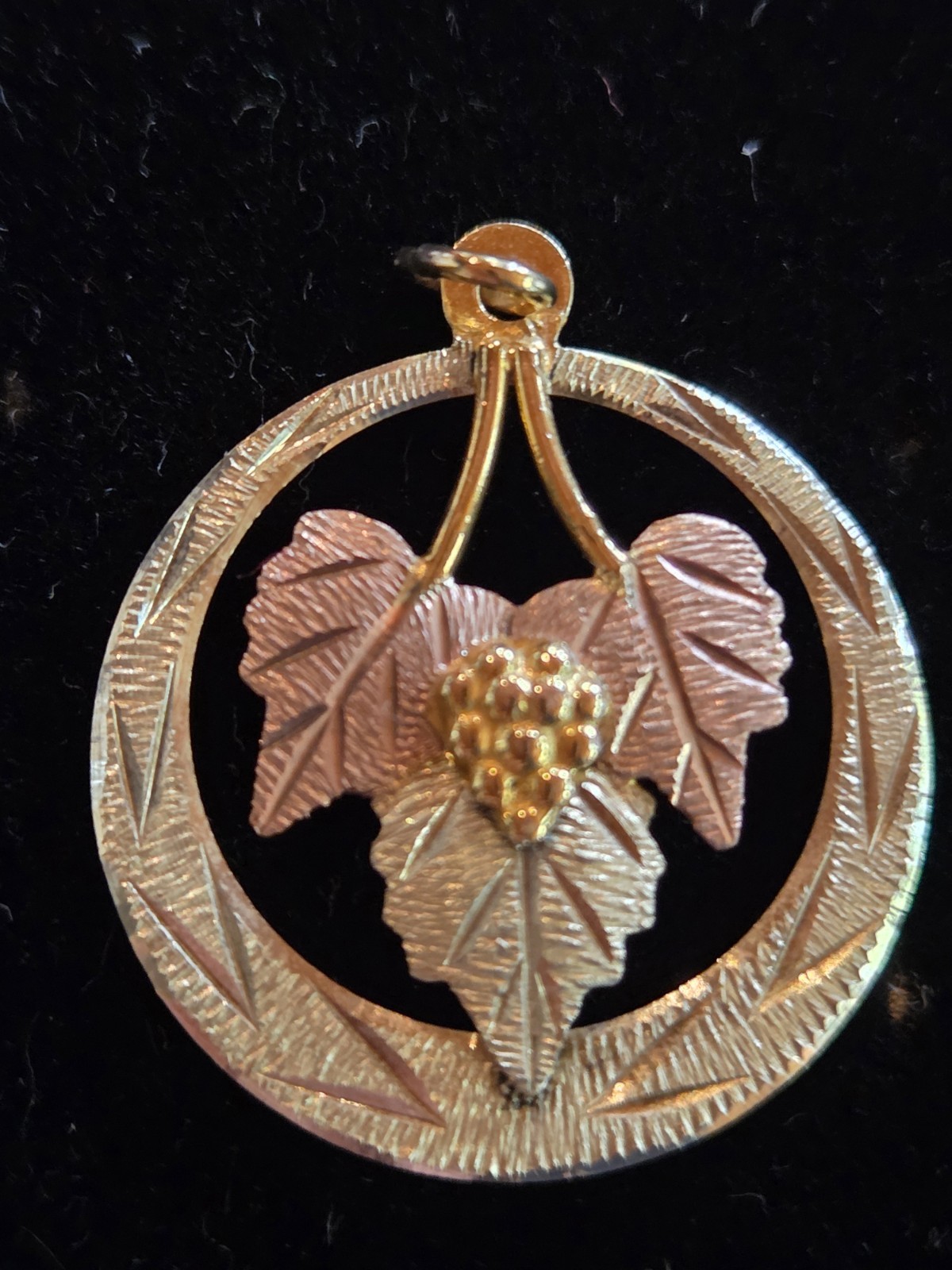Vintage Landstrom Black Hills Gold 10K Gold leaves & grapes pendant charm 1.46g Vintage Landstrom Black Hills Gold 10K Gold leaves & grapes pendant charm 1.46g