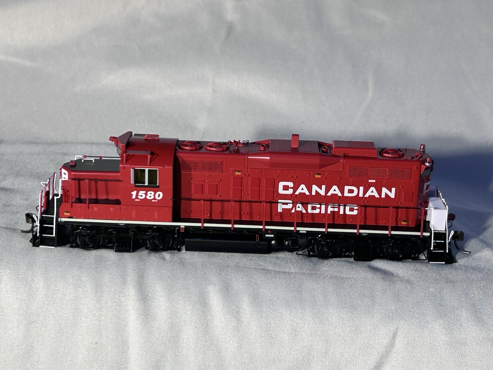 Cool Rapido Canadian Pacific RR GP-9u Loco  #1580 HO DCC Ready/Beacon Lights