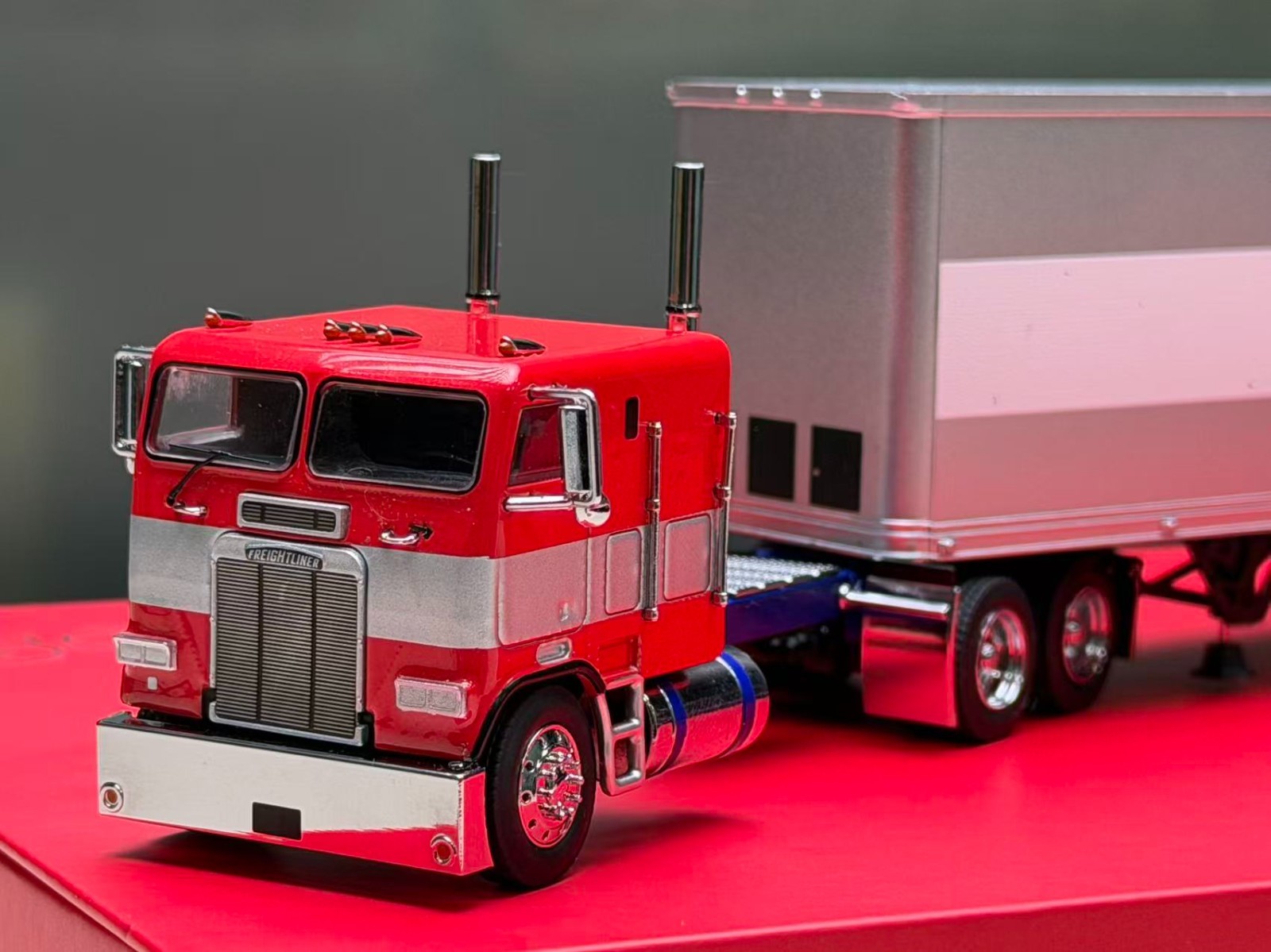 1:64 596 HEC G1 Freightliner Container Truck Tractor Model Diecast Metal Car