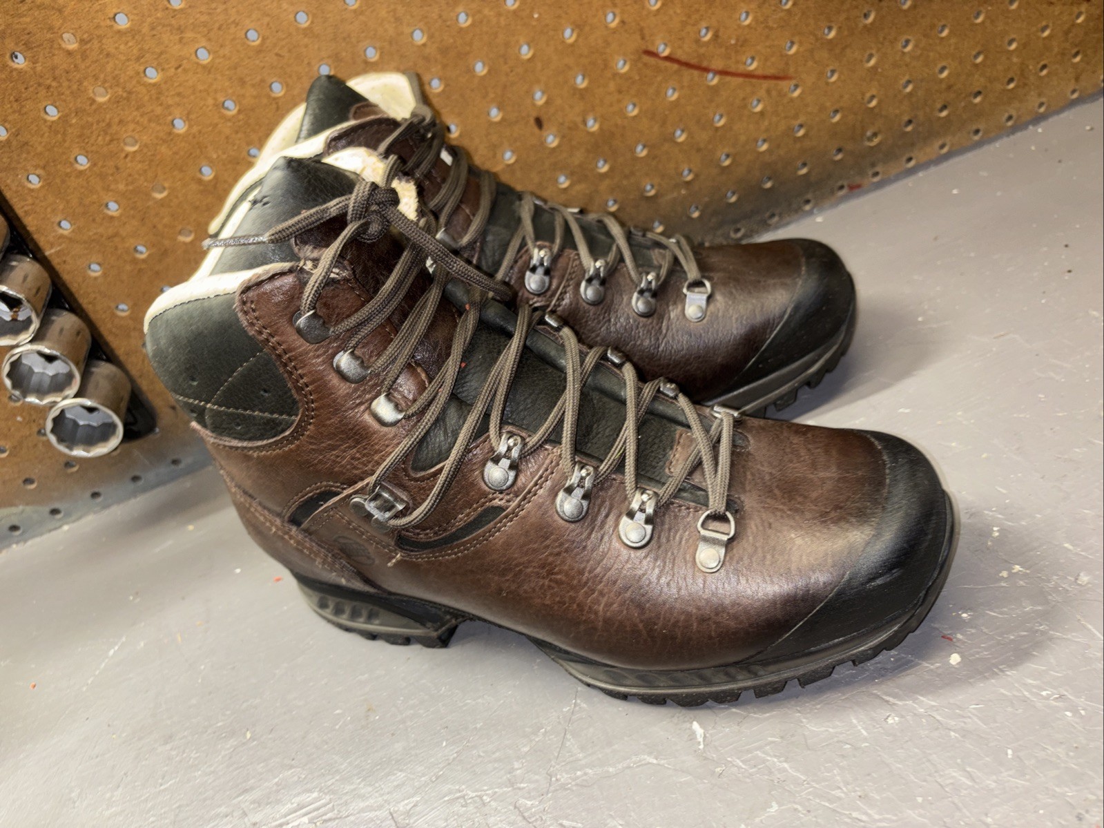 New W/O Box Hanwag Men’s Made In Europe Leather Hiking Boots. Sz 9.5/42.5