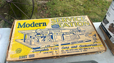 Marx Modern Service Station Series 1000 Vintage Plastic Playset w/ Box Cars picture