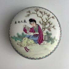 VANTAGE CHINESE FAMILLE ROSE BOX WITH LID QING DYNASTY 3CM TALL  9CM  WIDE 1950C picture