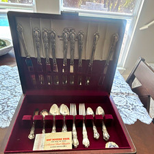 1847 Rogers Bros Heritage 34 Pc Silverplate Set with Original Wooden Chest picture