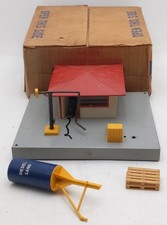 Lionel 415 Vintage O Postwar Diesel Fueling Station/Box picture