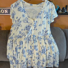 Torrid Plus 1X Floral V-Neck Short Sleeve Button Front Ruffle Blouse Blue picture