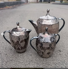 Antique tea set (3 pieces) An exquisite tea set consisting of three items: a tea picture