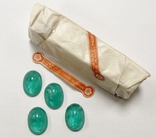 18 VINTAGE GLASS LIGHT EMERALD MARBLE 20x15mm. OVAL CABOCHONS - FULL PACK 6974P picture