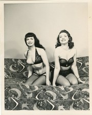 RARE BETTIE PAGE AND JUNE KING ON THE ATOMIC COUCH VINTAGE 1956 5 x 4 PHOTOGRAPH picture