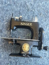 ANTIQUE 1930s Singer Sewhandy Model 20 Mini, Hand-Cranked Toy Sewing Machine picture
