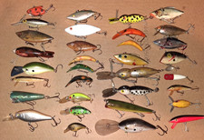 Big Lot of 33 Beater Fishing Lures Crankbaits - Rough Lot of baits - see photos picture