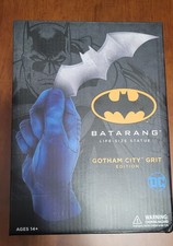 DC CRYPTOZOIC ENTERTAINMENT Batman Batarang Life-Size Statue Gotham Grit 1:1 10