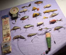 LOT of 22 1920-70's Vintage Fishing Lures+More (Heddon Shakespeare South Bend?) picture