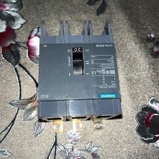 BQD325 Siemens Circuit Breaker 3Pole 20Amp 480V 14KA  broke a little on the side picture