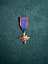 Distinguished SERVICE CROSS (DSC) US ARMY MEDAL LAPEL PIN USA RIBBON picture
