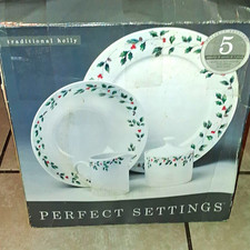 Perfect Settings Traditional Holly 5-Piece Ceramic Dinner Set Round Christmas picture