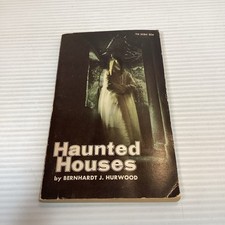 Vintage Haunted Houses By Bernhardt J. Hurwood First Print 1972 Pre-Owned  picture