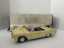 Signature Series 1961 Lincoln Continental Yellow 1:18 Die Cast #20088 picture