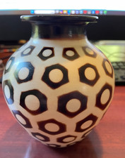 VINTAGE CHULUCANAS PERU SPOTTED GEOMETRIC DESIGN FOLK ART POTTERY VASE SIGNED  picture