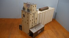 HO Scale  Walthers Cornerstone GRAIN ELEVATOR with Concreate Grain Silo's picture