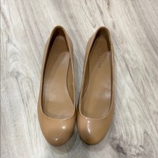 TALBOTS TAN  BLOCK HEEL ROUOND TOE FLATS PATTENT LEATHER SIZE 9.5 picture
