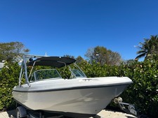 2000 Boston Whaler 18 Ventura Dual Console - Ski Tower, Trailer, Turnkey picture
