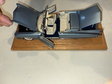 Franklin Mint 1959 Cadillac El Dorado Biarritz 1:24 scale w/ wooden base display picture