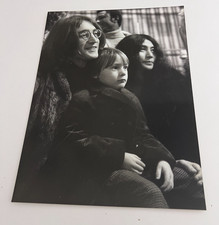 John Lennon Yoko Ono & Julian Lennon 1969 Vintage 9.5x7 B/W Press Photo Candid picture