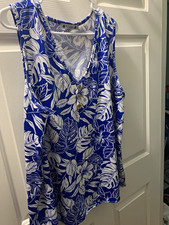 Wilde Women’s Blue & White Floral V-Neck Sleeveless Button Tank Top Plus 3X picture