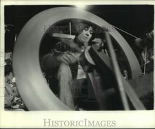 1984 Press Photo Woman shopping at Ponchato Country Market - noc03822 picture