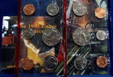 1995-P&D-MINT SET-- SEALED IN CELLO-GEM MINT COINS. ORIG GOVT. PACKAGING. #1733 picture