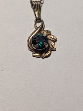 Vintage 12K Gold Filled Leaf Textured Pendant Necklace Faceted Green Stone 1.44g picture