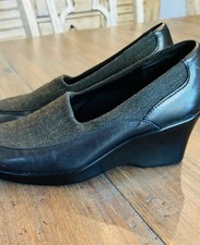 Munro Women's Black  Slip On Wedge Shoe. Never Worn. Size 4.5 picture