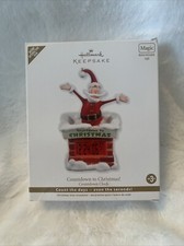 2011 Hallmark Countdown to Christmas Santa Table Top Clock/ Works Magic Motion picture