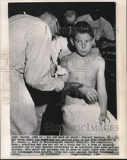 1962 Press Photo Dr. Ronald Malt inspects Everett Knowles arm. - now14934 picture